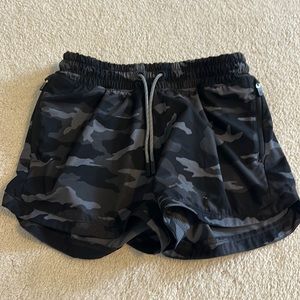 Athleta Girl All Play 3 inch black camo short size XL/14
